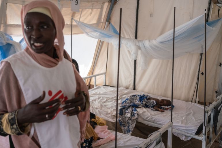 مرضى السرطان بالسودان بين نيران الحرب ومرارة العلاج 3 ADRE, CHAD - SEPTEMBER 19: Huda Abdulha, a health promotion worker, talks with patients in the Doctors Without Borders clinic inside the Adre camp, where around 200,000 people are currently taking refuge on September 19, 2023 in Adre, Chad. The conflict in Sudan, entering its sixth month, has left thousands of civilians dead and displaced more than five million people. More than 420,000 people have already found refuge in neighbouring Chad as hundreds continue to arrive daily. (Photo by Abdulmonam Eassa/Getty Images)