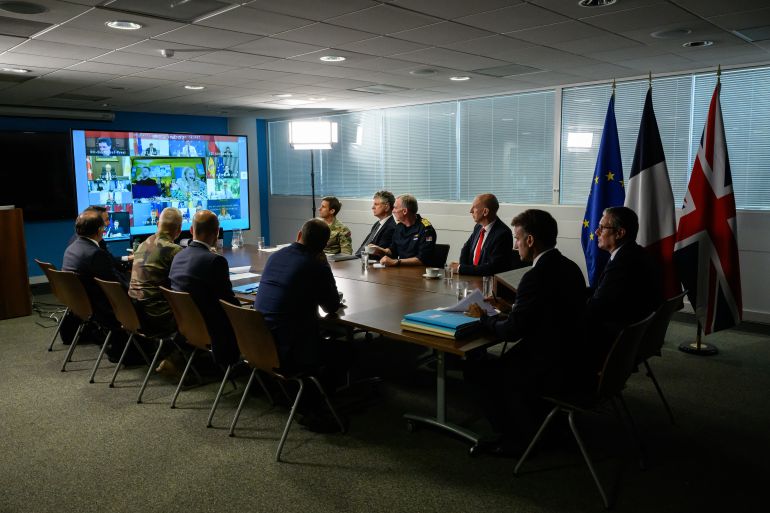 مساع فرنسية بريطانية جادة لردع التهريب وإعادة المهاجرين 1 LONDON, ENGLAND - JULY 10: British Prime Minister Keir Starmer and French President Emmanuel Macron host a meeting of the Coalition of the Willing during a joint military visit to the Northwood Headquarters, on July 10, 2025 in London, England. President Emmanuel Macron and Mrs Brigitte Macron visit the UK in the first visit State Visit made by France in 17 years. They are staying at Windsor Castle, hosted by King Charles III and Queen Camilla, and a banquet will be held there in their honour. The Macrons will visit Imperial College, and the President will address Parliament during his stay. (Photo by Leon Neal/Getty Images)
