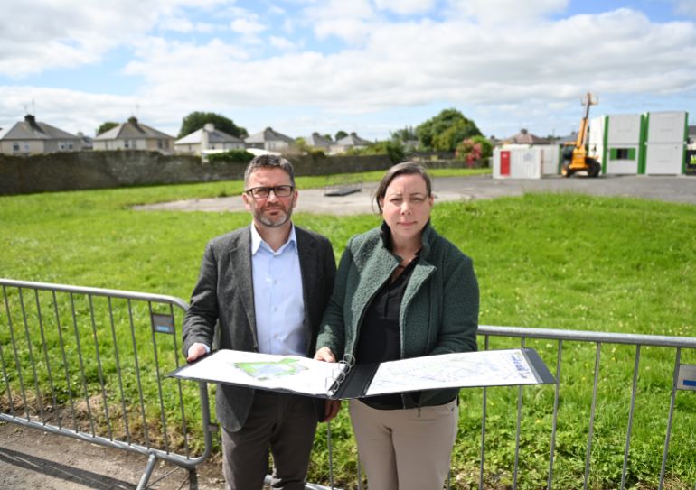 مقابر جماعية للأطفال في أيرلندا.. كيف اكتشفت وما الذي حدث؟ 2 TUAM, IRELAND - JULY 7: Daniel McSweeney, Director of Authorized Intervention, Tuam and Dr Niamh McCullagh, Senior Forensic Officer are pictured at the dig site based at the former Bon Secours Mother and Baby home on July 7, 2025 in Tuam, Ireland. From 1925 to 1961, hundreds of children died at the St Mary's Mother and Baby home, a maternity home for unmarried mothers and their children, in Tuam, County Galway. It was run by the Bon Secours order of Catholic nuns, and this type of home was common across Ireland for many decades. Test excavations at the site took place in 2016 and 2017, and a mass burial site was found in a former sewage tank containing the remains of 796 babies and toddlers, ranging in age from 35 foetal weeks to two to three years. (Photo by Charles McQuillan/Getty Images)