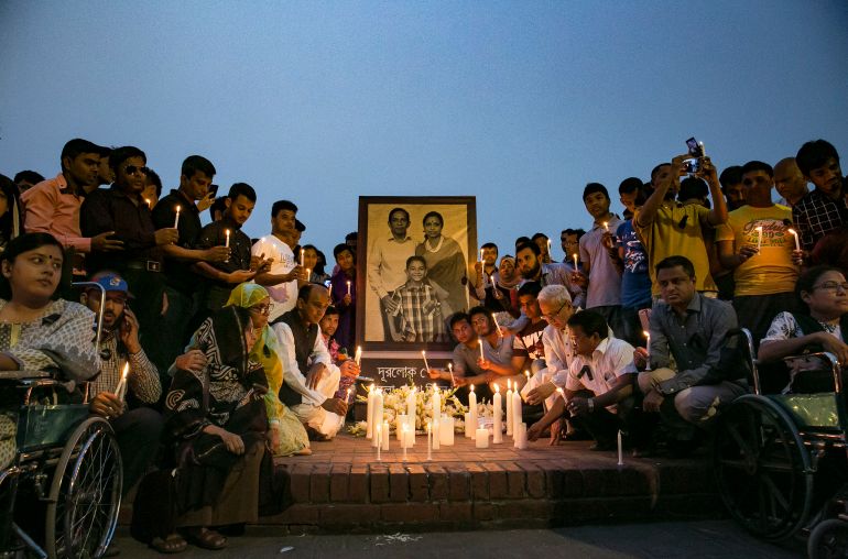 ارتفاع حصيلة ضحايا تحطم طائرة بنغالية إلى 27 قتيلا معظمهم أطفال 1 DHAKA, BANGLADESH - MARCH 15: People attend a candlelight vigil for the victims of the US-Bangla plane crash on March 15, 2018 in Dhaka, Bangladesh. At least 50 people were killed on Monday when a passenger plane from Bangladesh crashed and burst into flames as it was attempting to land at Kathmandu's Tribhuvan airport. The plane crash is known to be the worst aviation disaster to hit Nepal in years while investigations had begun into the cause of the crash. (Photo by Allison Joyce/Getty Images)