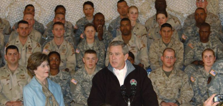 أفغانستان المجني عليها في الإعلام 1 BAGRAM AIRFIELD, AFGHANISTAN - MARCH 1: In this handout photo provided by the U.S. Army, U.S. President George W. Bush speaks to soldiers as first lady Laura Bush listens during a surprise visit by the president March 1, 2006 at Bagram Airfield, Afghanistan. (Photo by Brian Schroeder/U.S. Army via Getty Images)