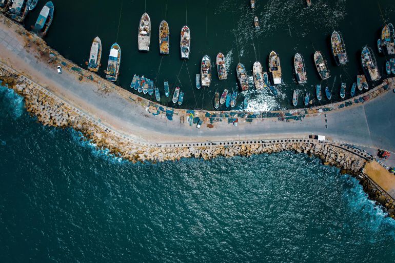 وائل أبو عرفة.. طبيب مقدسي قلبه معلق بغزة 3 صورة لعبد الرحيم خضر تظهر جانبا من ميناء غزة الذي تعرض للتدمير خلال الحرب-رائد موسى-غزة-الجزيرة نت