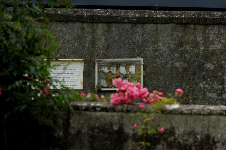 مقابر جماعية للأطفال في أيرلندا.. كيف اكتشفت وما الذي حدث؟ 6 A memorial of baby socks in a frame is put up at the Tuam graveyard, where the bodies of 796 babies were uncovered at the site of a former Catholic Church-run Bon Secours Mother and Baby Home, in Tuam, Ireland, July 7, 2025. REUTERS/Clodagh Kilcoyne