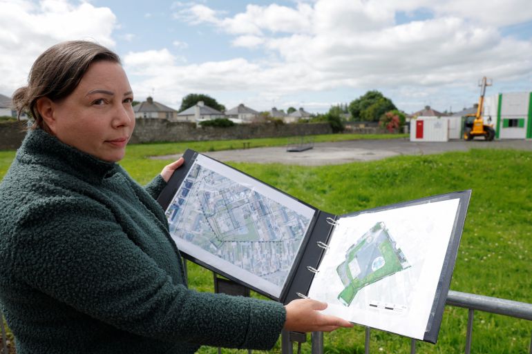مقابر جماعية للأطفال في أيرلندا.. كيف اكتشفت وما الذي حدث؟ 5 Senior Forensic Consultant Niamh McCullagh shows a map of the planned excavation of the Tuam graveyard, where the bodies of 796 babies were uncovered at the site of a former Catholic Church-run Bon Secours Mother and Baby Home, near the excavation site in Tuam, Ireland, July 7, 2025. REUTERS/Clodagh Kilcoyne
