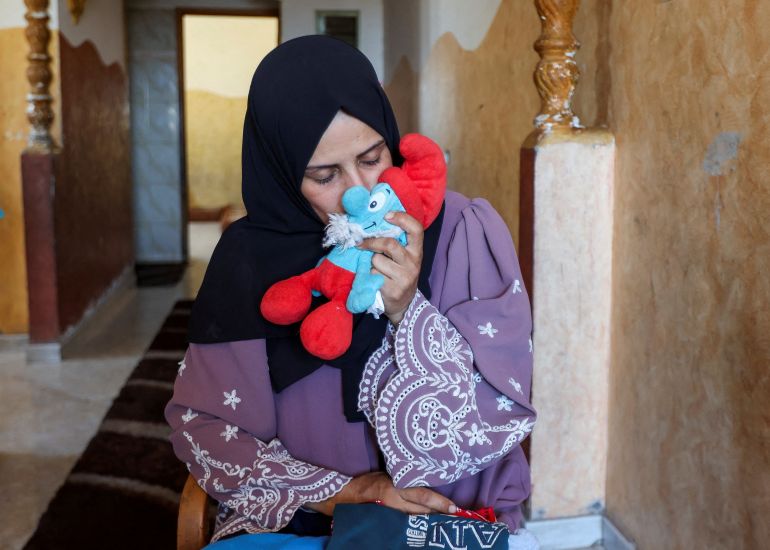 قصة عائلة غزاوية استشهد أطفالها أثناء بحثهم عن غذاء 7 Palestinian mother Iman Al-Nouri, who lost two of her children, Omar and Amir, in the July 10 Israeli strike while they were queuing for supplements near a medical center, kisses a soft toy belongings to her son Siraj, who was wounded in the same strike and is being treated at Al-Aqsa Martyrs Hospital, at her home in Deir al-Balah, in the central Gaza Strip, July 15, 2025. REUTERS/Ramadan Abed TPX IMAGES OF THE DAY