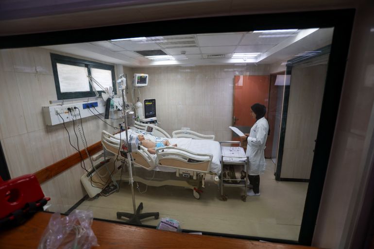 قصة عائلة غزاوية استشهد أطفالها أثناء بحثهم عن غذاء 1 Palestinian boy Siraj Al-Nouri, who was wounded in the July 10 Israeli strike the killed his two brothers, Omar and Amir, while they were queuing for supplements near a medical center, lies on a bed receiving treatment at Al-Aqsa Martyrs Hospital in Deir al-Balah, in the central Gaza Strip, July 14, 2025. REUTERS/Ramadan Abed