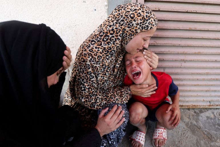 قصة عائلة غزاوية استشهد أطفالها أثناء بحثهم عن غذاء 4 Palestinian mother Samah Al-Nouri, whose daughter Sama was killed in an Israeli strike on Thursday near a medical center in Deir Al-Balah, comforts her son, as casualties from the strike are brought into Al-Aqsa Martyrs Hospital, in Deir al-Balah, central Gaza Strip, July 10, 2025. REUTERS/Ramadan Abed TPX IMAGES OF THE DAY
