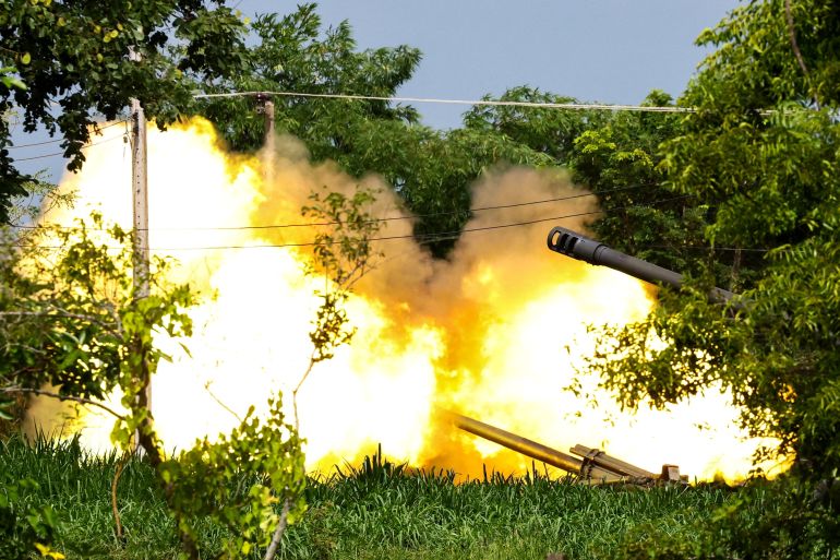 الأسبوع في صور 11 A Thai military mobile unit fires towards Cambodia's side after Thailand and Cambodia exchanged heavy artillery on Friday as their worst fighting in more than a decade stretched for a second day, in Surin, Thailand, July 25, 2025. REUTERS/Athit Perawongmetha TPX IMAGES OF THE DAY
