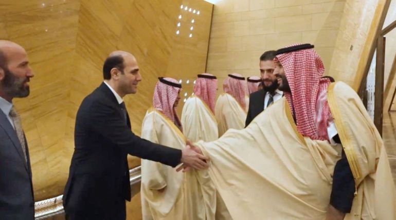 الأسبوع في صور 6 Saudi Crown Prince Mohammed bin Salman shakes hands with Hazem al-Sharaa, the brother of Syrian President Ahmed al-Sharaa, in Riyadh, Saudi Arabia, February 2, 2025 in this screengrab taken from a handout video. Saudi Royal Court/Handout via REUTERS TV THIS IMAGE HAS BEEN SUPPLIED BY A THIRD PARTY