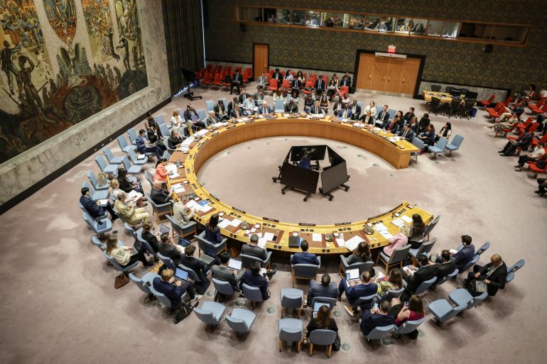 الأسبوع في صور 1 Britain's Permanent Representative to the UN Barbara Woodward speaks to delegates about the situation in Gaza during a United Nations Security Council meeting at U.N. headquarters, in New York City, U.S., July 16, 2025. REUTERS/Jeenah Moon