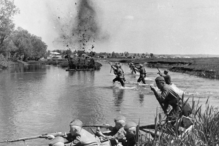 ستالينغراد المعركة التي سقط فيها أكثر من مليوني قتيل 5 World war 2, soviet infantry crosing a river in ukraine under fire, 1943. (Photo by: Sovfoto/Universal Images Group via Getty Images)
