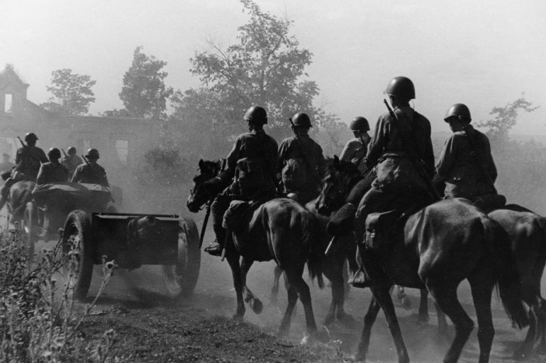 ستالينغراد المعركة التي سقط فيها أكثر من مليوني قتيل 4 A horse-drawn artillery unit entering a village on the western bank of the don river, august 1942. (Photo by: Sovfoto/Universal Images Group via Getty Images)