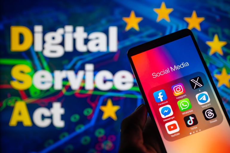 من يرسم حدود حرية الفضاء الرقمي في أوروبا؟ 1 Social media icons logo displayed on a smartphone with European Commission Digital Service Act on screen seen in the background, in this photo illustration. On 19 October 2023, in Brussels, Belgium.