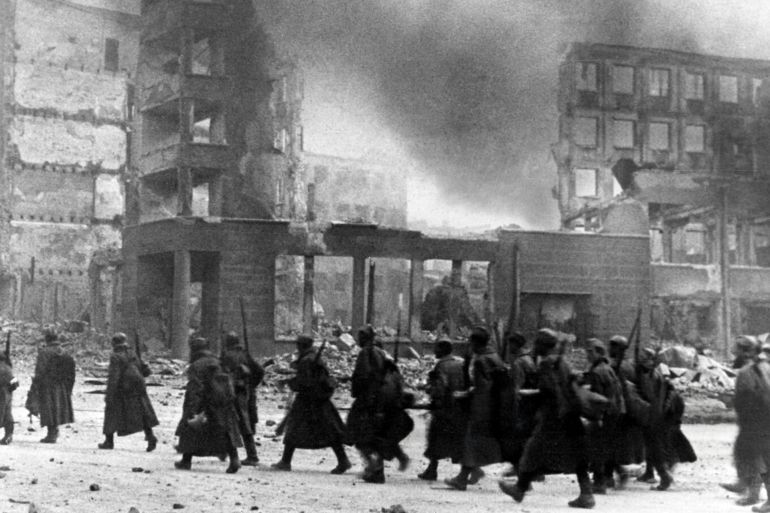 ستالينغراد المعركة التي سقط فيها أكثر من مليوني قتيل 2 The Great Patriotic War of 1941-1945. July 1942 - February 1943 A column of Soviet soldiers is moving to new positions. The destroyed Square of the Fallen Fighters in Stalingrad وكالة الأنباء الروسية