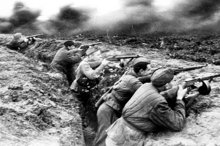 ستالينغراد المعركة التي سقط فيها أكثر من مليوني قتيل 3 Red army guardemen firing at the enemy on the western front, during world war ll. (Photo by: Sovfoto/Universal Images Group via Getty Images)