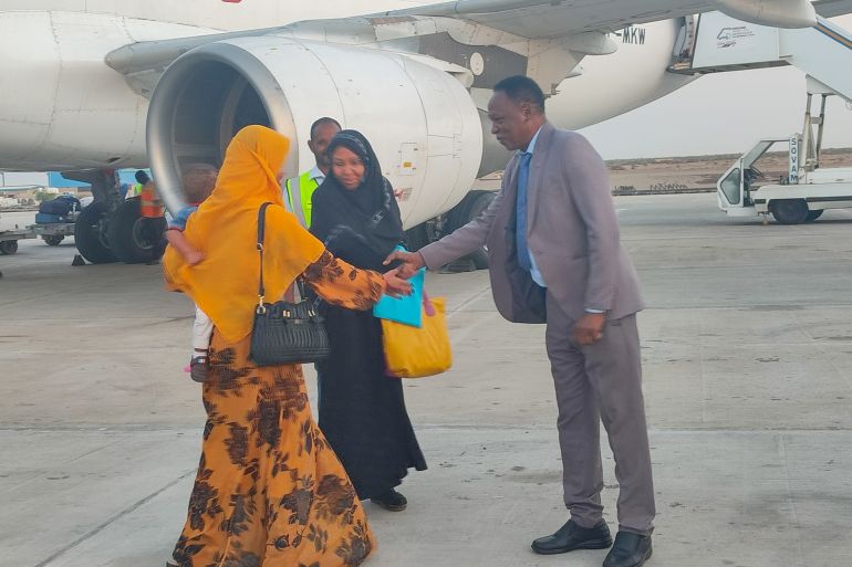 وكيل وزارة النقل يستقبل المواطنين العائدين