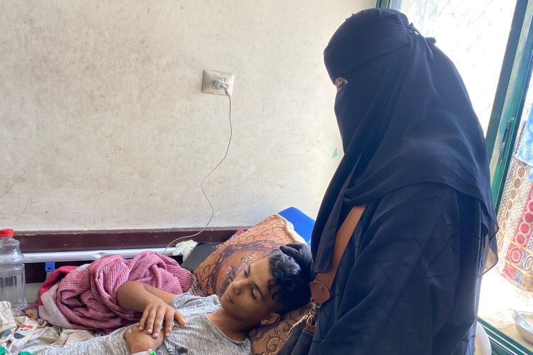 مستشفيات غزة تكتظ بأمهات جائعات يرافقن أطفالهن المجوّعين 4 إيمان العواودة فقد ابني محمد ساقه وهو يبحث لنا عما يسد جوعنا-رائد موسى-دير البلح-الجزيرة نت