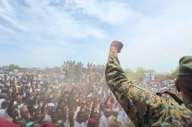 النبوءة التي قادت عبد الفتاح البرهان ليصبح رجل السودان الأقوى 8 ئيس مجلس السيادة السوداني عبد الفتاح البرهان أثناء زيارته مدينة الدندر بولاية سنار مصدر الصورة (وكالة الأنباء السودانية نقلا عن مجلس السيادة الانتقالي)