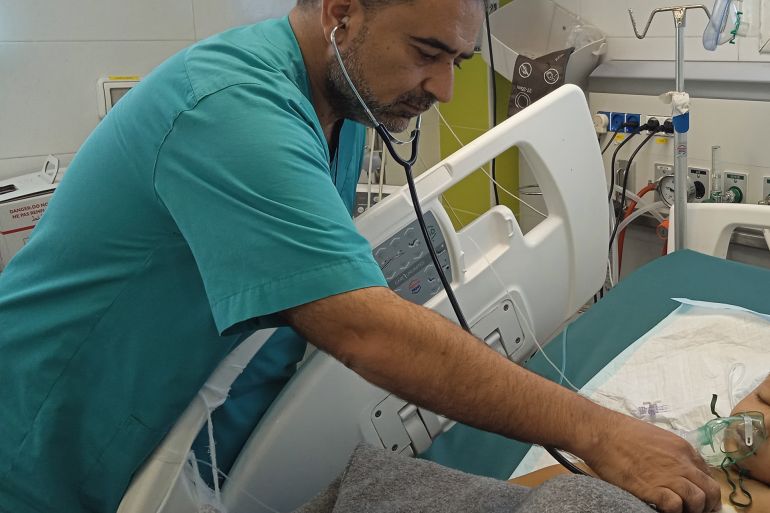 بدائل الغزيين القاسية لمواجهة التجويع في “سجنهم الكبير” 2 الدكتور أحمد الفرا نستقبل يوميا عشرات الحالات الناجمة عن المجاعة وسوء التغذية الحاد-رائد موسى-خان يونس-الجزيرة نت