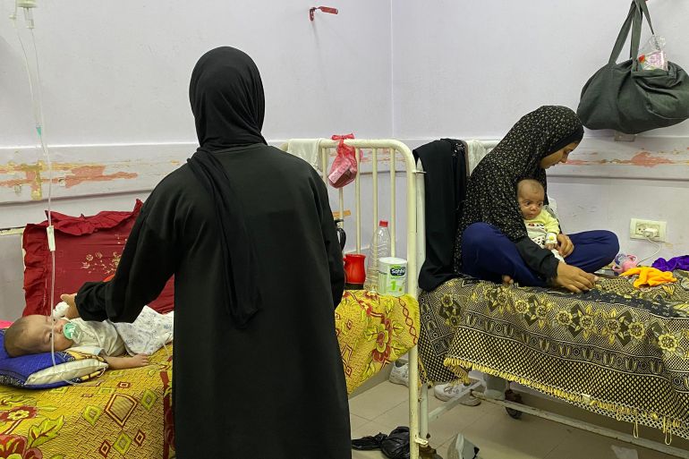 مستشفيات غزة تكتظ بأمهات جائعات يرافقن أطفالهن المجوّعين 2 الدكتور خليل الدقران نسبة الاشغال في قسم الأطفال بمستشفى شهداء الأقصى 250_ نتيجة أمراض مرتبطة بالمجاعة وسوء التغذية-رائد موسى-دير البلح-الجزيرة نت