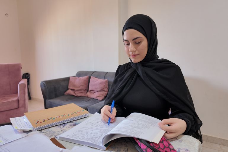 طلاب الجنوب اللبناني.. إصرار على التحصيل العلمي في زمن الحرب 1 الطالبة آية حمدان تابعت دراستها في ثانوية أنصار الرسمية بعد أن أرغمت على ترك بلدتها ميس الجبل بسبب الحرب (الجزيرة)