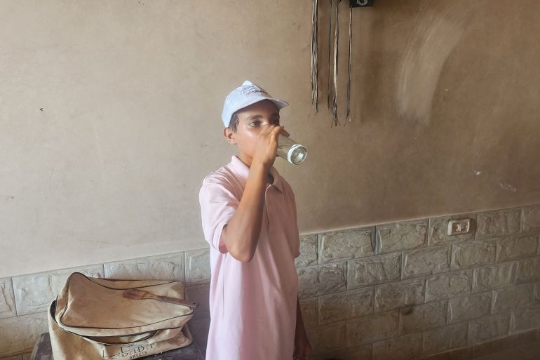 بدائل الغزيين القاسية لمواجهة التجويع في “سجنهم الكبير” 1 الفتى أمير النصلة يتناول كوبا من الماء والبهارات لسد جوعه الشديد-رائد موسى-غزة-الجزيرة نت