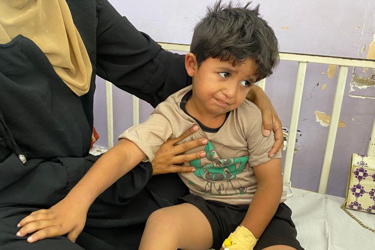 مستشفيات غزة تكتظ بأمهات جائعات يرافقن أطفالهن المجوّعين 1 تحتضن منى أبو عريبان طفلها خالد المصاب بحالة مرضية ناجمة عن المجاعة وسوء التغذية الحاد-رائد موسى-دير البلح-الجزيرة نت