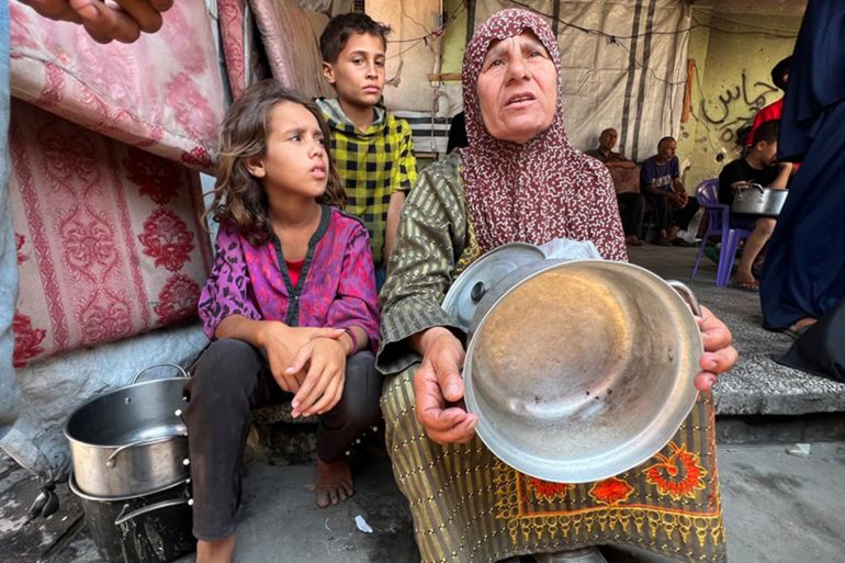“أخيرا تكية”.. قليل من العدس بعد أيام من الجوع وسط غزة 3 نوال البورنو (70 عامًا) مريضة سرطان، وتقول إن ضعف التغذية يهدد مناعتها وتعتمد على وجبات نادرة من التكيات