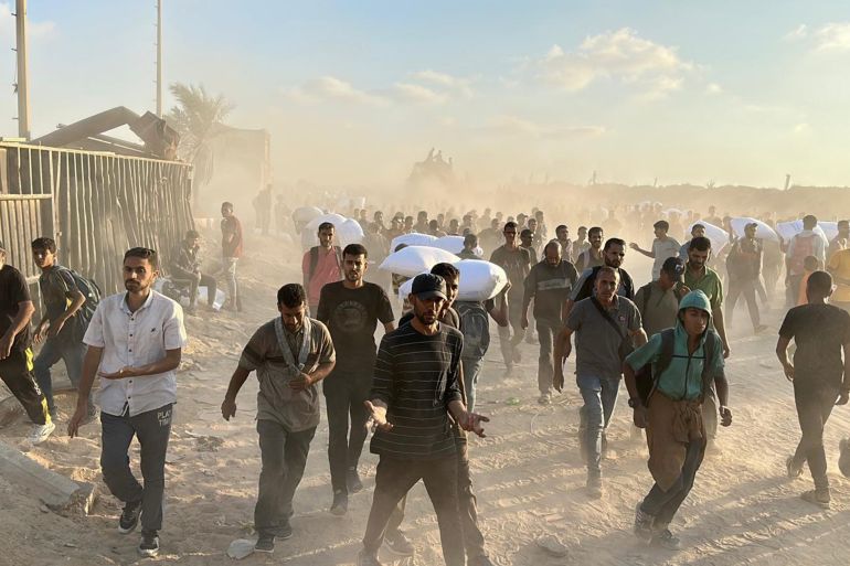 طريق الغزيين إلى زيكيم.. الداخل مفقود والعائد مولود 1 حشود المجوعين الذين ينتظرون المساعدات قرب زيكيم