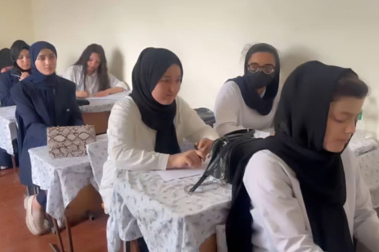 لماذا تسعى طاجيكستان إلى ترحيل اللاجئين الأفغان؟ 3 طالبات أفغانيات في مدرسة سامانيان بدوشنبه يحلمن بمستقبل آمن وتعليم مستقر رغم التحديات التي تواجه اللاجئين في طاجيكستان صفحة السفير ظاهر أغبر، ممثل الحكومة الأفغانية السابقة