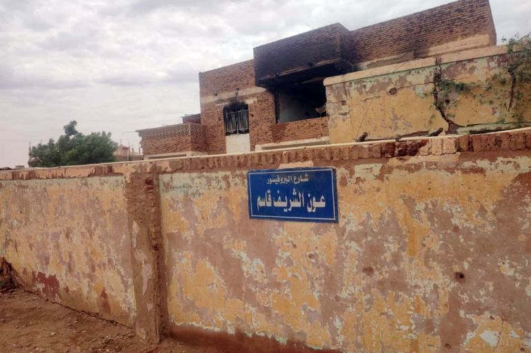 سكان الحلفايا بالخرطوم يروون للجزيرة نت قصص تعافي الحي 1 شارع بروفيسور عون الشريف قاسم أبرز معالم الحلفايا ويظهر منزله وقد تدمر ظابفه الأول بفعل الحرب(الجزيرة نت)