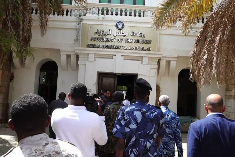 ما الذي تعنيه زيارة البرهان وإدريس للخرطوم؟ 1 مجلس الوزراء المصدر:سونا