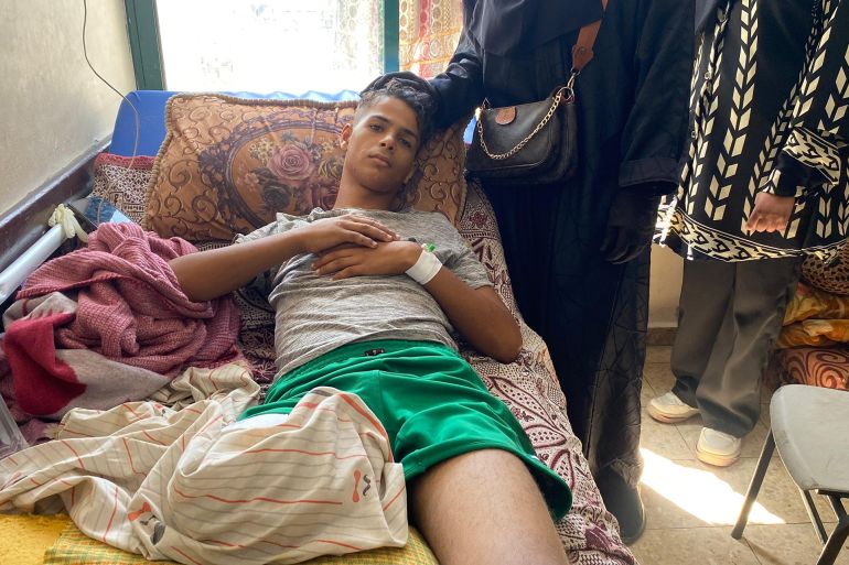 مستشفيات غزة تكتظ بأمهات جائعات يرافقن أطفالهن المجوّعين 3 قذيفة دبابة أدت لبتر ساق محمد العواودة خلال بخثه عن الحطب والطعام لأسرته-رائد موسى-دير البلح-الجزيرة نت