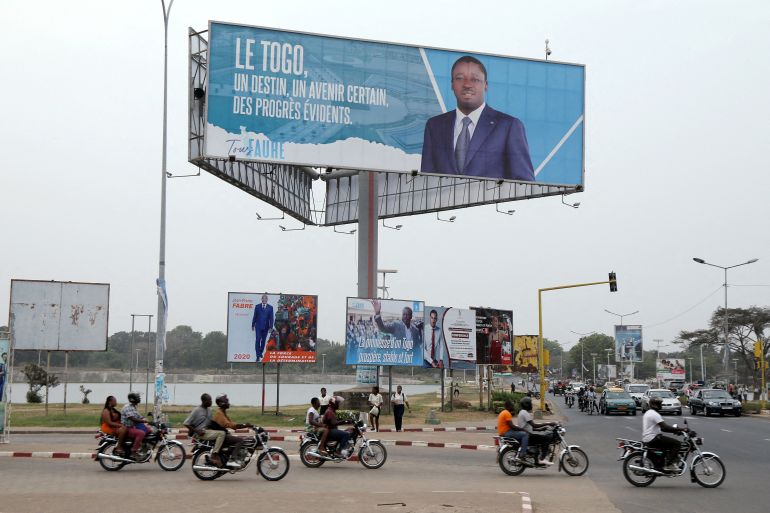 احتجاجات توغو تُعبّر عن غضب شبابي من التوريث.. لكن هل التغيير ممكن؟ 4 FILE PHOTO: A billboard of Faure Gnassingbe is pictured on a street in Lome, Togo, February 19, 2020. Picture taken February 19, 2020. REUTERS/Luc Gnago/File Photo
