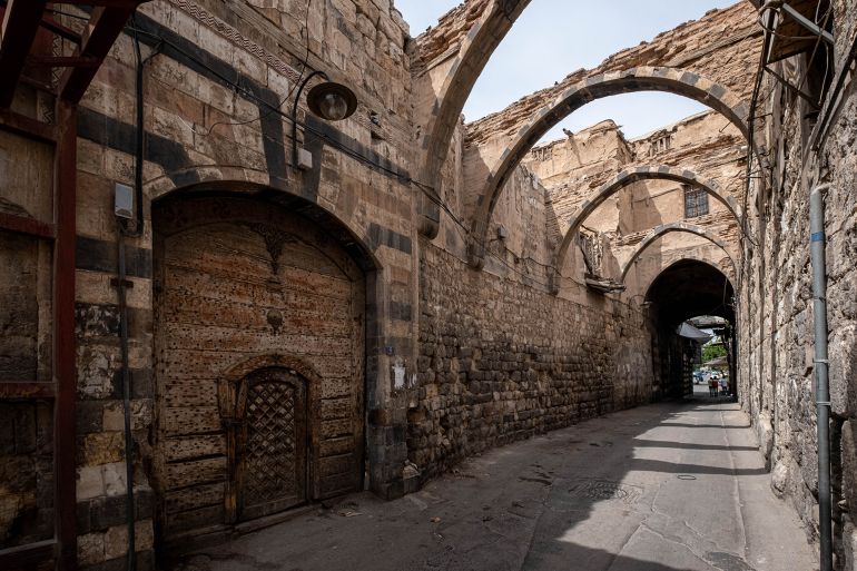 أوقاف سوريا.. ثروة عقارية تحت أنقاض الفساد 1 Historical oriental architecture in alley of old city of Damascus