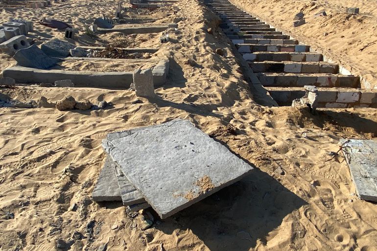 لا شاغر في “مقابر غزة” والقبر بـ300 دولار 3 مبادرات خيرية فردية وجماعية تصطدم بأزمة عدم توفر الأسمنت وحجارة البناء لتشييد مقابر جديدة جراء تداعيات الحرب والحصار-رائد موسى-خان يونس-الجزيرة نت
