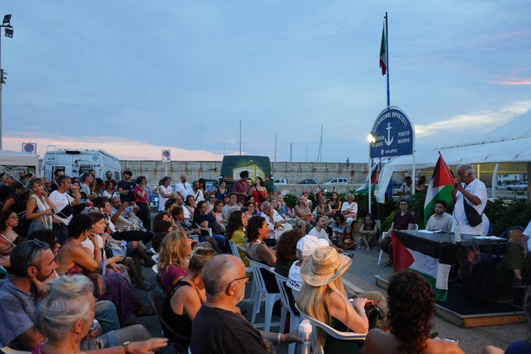 سكان غاليبولي للجزيرة نت: ندعم السفينة حنظلة وفلسطين حرة 1 أنشطة فنية ورسومات أطفال.. مدينة غاليبولي تستضيف سفينة حنظلة قبل بداية رحلتها لكسر الحصار عن غزة
