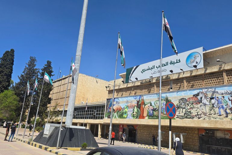 جامعة حلب تضم عشرات آلاف الطلاب من سوريا)الجزيرة نت