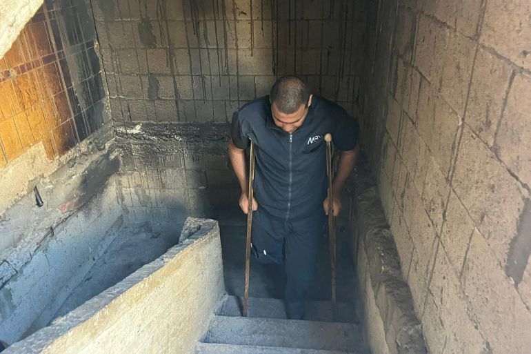 مأساة الغزي عز الدين الباز وعائلته بين أنياب التجويع والفقر والبتر 2 عز الدين ومعاناته أثناء صعود الدرج للوصول الي غرفته