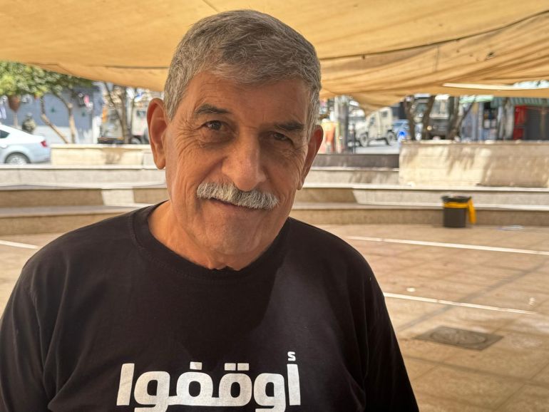 رسالة المضربين عن الطعام برام الله لليوم الـ35 1 5 - فلسطين،البيرة، الجزيرة نت. عمر عساف في ساحة مركز بلدية البيرة ومن خلفه جيبات الاحتلال خلال اقتحامها وسط المدينة.