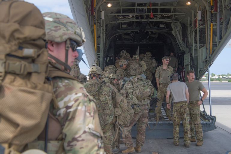 U.S. Army soldiers, assigned to the East Africa Response Force (EARF), 101st Airborne Division on a mission to bolster the security of Manda Bay Airfield, Kenya after an attack by Somalia's al Shabaab militants that killed three Americans, board a transport plane in Camp Lemonnier, Djibouti January 5, 2020. Picture taken January 5, 2020. U.S. Air Force/Senior Airman Daniel Hernandez/Handout via REUTERS. THIS IMAGE HAS BEEN SUPPLIED BY A THIRD PARTY.
