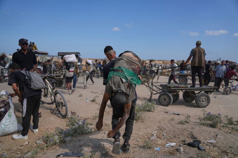 أبرز الصور في أسبوع.. غزة تحت حصار الموت ومظاهرات العالم تفضح التجويع 5 A Palestinian carries the body of a man killed while trying to receive aid near a distribution center operated by the U.S.-backed Gaza Humanitarian Foundation (GHF) in Netzarim, in the Gaza Strip, Aug. 4, 2025. (AP Photo/Abdel Kareem Hana)