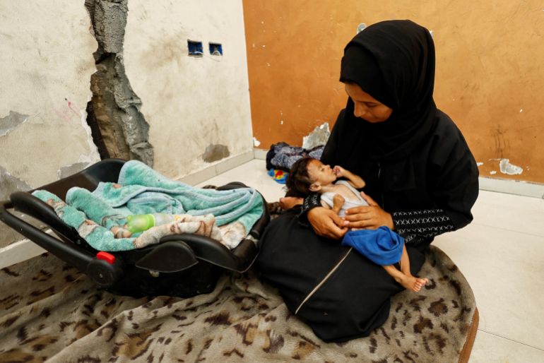 صور الأطفال المجوعين بغزة.. أدلة تدحض ادعاءات نتنياهو 6 Palestinian mother Amira Muteir holds her five-month-old baby Ammar, whom she says is wasting away from malnutrition, in Gaza City, August 5, 2025. REUTERS/Mahmoud Issa