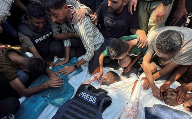 إندبندنت: مريم أبو دقة وثقت الحرب وسقطت شهيدة العدسة 1 SENSITIVE MATERIAL. THIS IMAGE MAY OFFEND OR DISTURB Mourners react next to the bodies of journalists Moaz Abu Taha, Hussam al-Masri, who was a contractor for Reuters, and Mohammed Salama, who Qatar-based Al Jazeera said worked for the broadcaster, after they were killed in Israeli strikes on Nasser hospital, in Khan Younis in the southern Gaza Strip, August 25, 2025. REUTERS/Stringer TPX IMAGES OF THE DAY