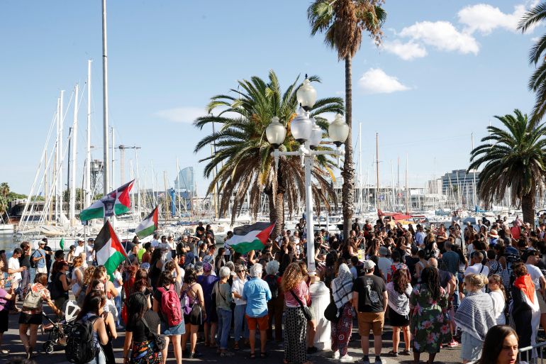 أسطول الصمود: التفاف شعبي إسباني كبير لكسر حصار غزة 2 Activists gather at the launch of the Global Sumud humanitarian flotilla to Gaza, in the port of Barcelona, Spain, August 29, 2025. REUTERS/Eva Manez