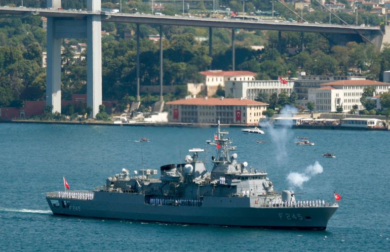 أسطول تركيا الضخم.. إلى من توجه أنقرة مدافع البحر؟ 2 Turkish naval officers on board an Oruc Reis frigate take part in a ceremony at the Bosphorus to mark the 87th anniversary of Victory Day in Istanbul August 30, 2009. REUTERS/Murad Sezer (TURKEY ANNIVERSARY MILITARY)