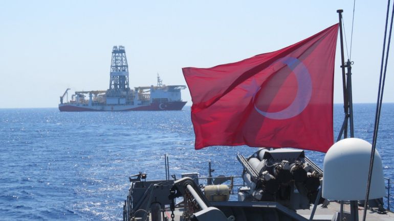 أسطول تركيا الضخم.. إلى من توجه أنقرة مدافع البحر؟ 1 Turkish navy continue to guard and escort drilling and seismic research vessels