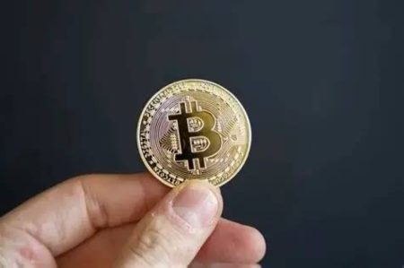 2572879