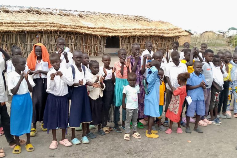 انعكاسات حرب السودان على جارته الجنوبية 1 3. أطفال لاجئين من السودان ينتظمون في احدى المدارس داخل معسكر الرنك للاجئين (الجزيرة نت)