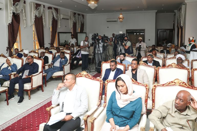 3- عدد من ممثلي وسائل الإعلام والجالية السودانية بالدوحة خلال الإحاطة الإعلامية – الجزيرة.